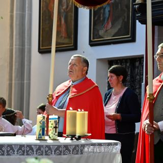 Loading...